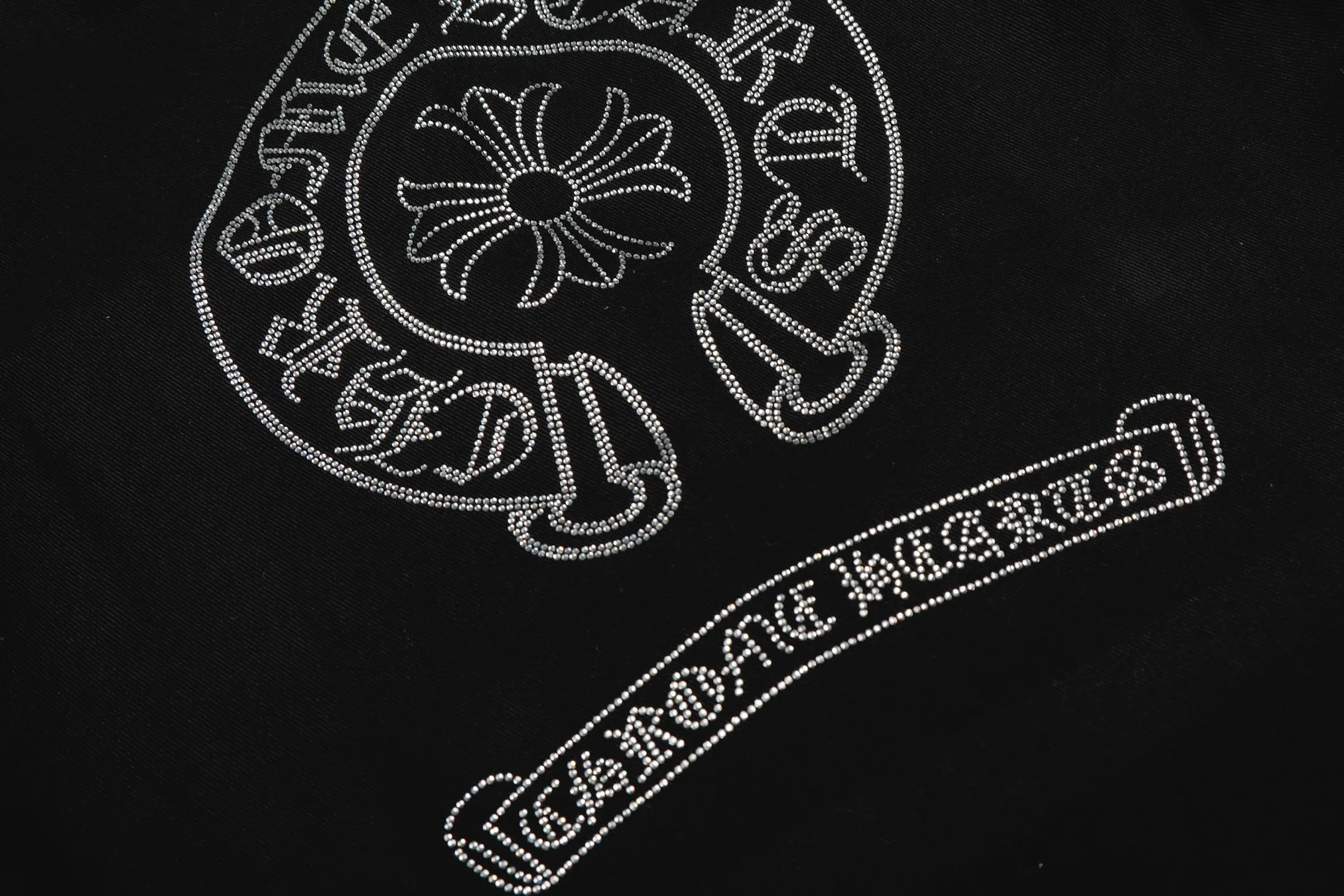 P260 💰 Chrome Hearts Chrome Hearts Cross-Patch Leather Embroidered Shirt Denim Jacket OS version can be worn by both men and women! The fabric is made of twill gauze cotton fabric! The texture is clear and smooth, not easy to wrinkle or fade! The embroidery process is complex and repetitive. There are more than 20 leather labels. It takes 6 repeated embroidery steps to complete the back body. The requirements for the embroidery machine are very strict, and the distance is 45 cm! It won’t work if the spacing is too big, and it won’t work if it’s too small! We make clothes with care, and every detail must be restored one to one! The hardware is all carved and cast, and they are all genuine from the original factory! This piece of clothing consumes a lot of material, with more than 3 meters of material used for one piece of clothing! After the garment is made, it needs to be fixed at high temperature, washed at a water temperature of more than 70 degrees, and softened by adding softener to make the upper body softer and smoother! There is a flap on the sleeve that can be stored into short sleeves! Adapt it to that understanding Color: Black Size: S-M-L-XL